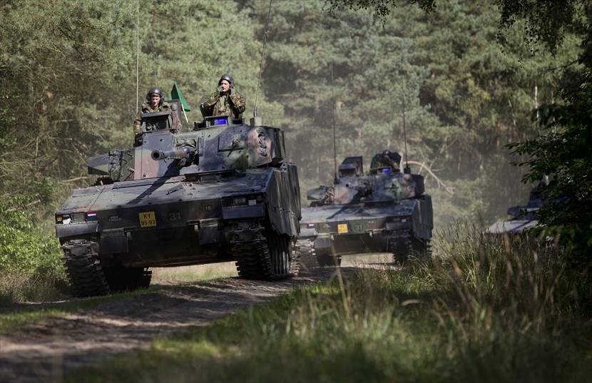 2 CV90-infanteriegevechtsvoertuigen tijdens een schietwedstrijd in Duitsland.