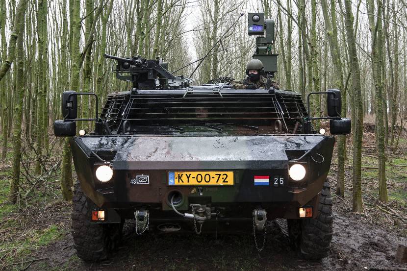 Verkenners van 43 Gemechaniseerde Brigade in hun Fennek tijdens een oefening in 2014.