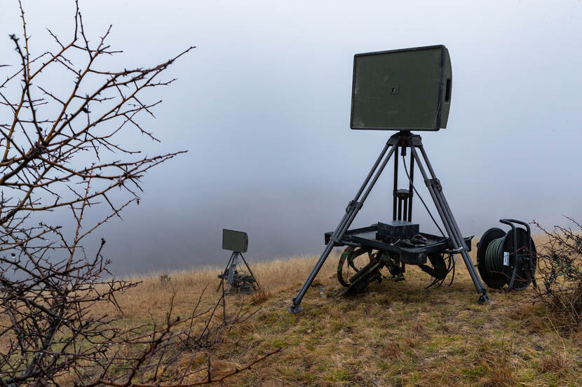 Een radar staat op een heuvel met mist op de achtergrond.