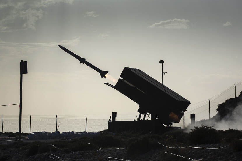 Een AMRAAM-raket verlaat de canister van de lanceerinrichting tijdens een 'live fire'-oefening op Kreta (oktober 2015).