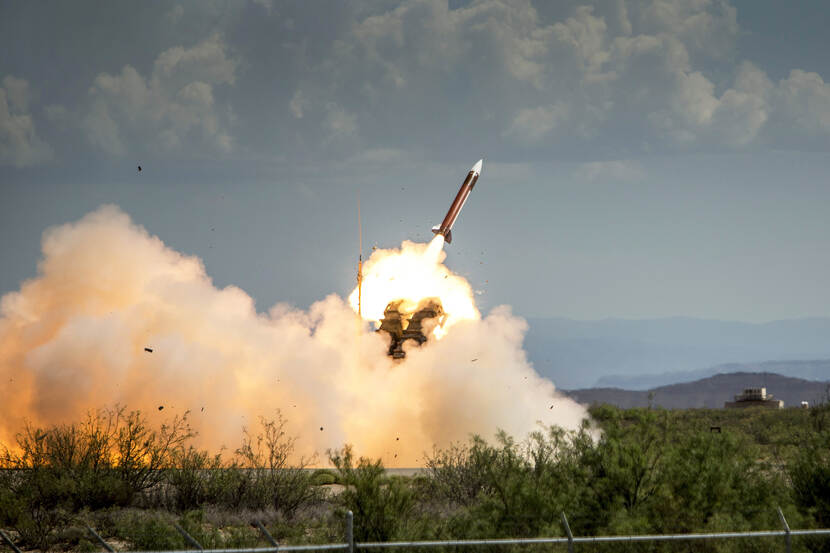 802 Patriot-squadron vuurt 1 van 6 Patriot-raketten af tijdens een internationale oefening op McGregor missile range (Fort Bliss, New Mexico, USA, juni 2016).