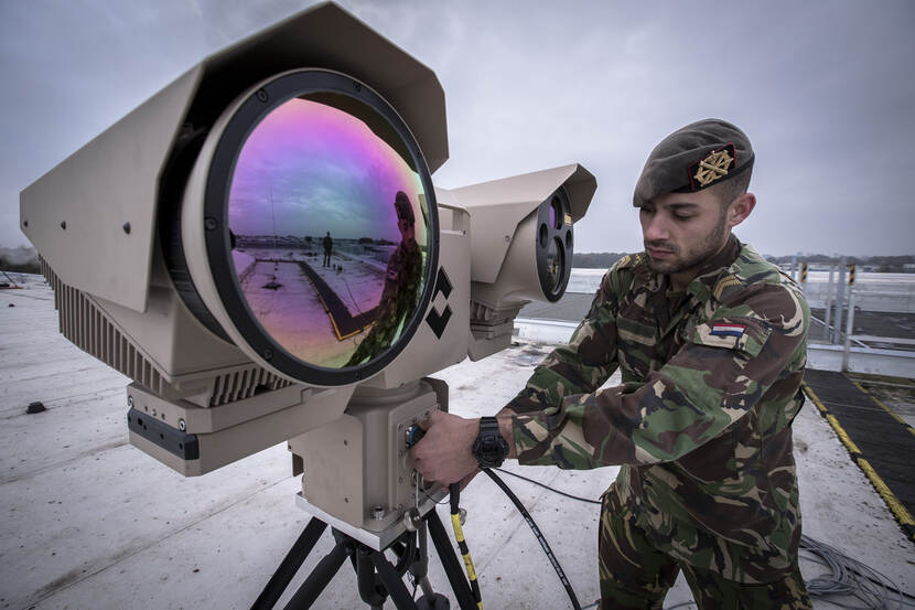 Militair koppelt kabel aan infraroodcamera.