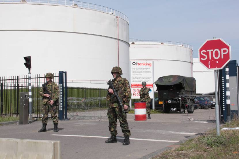 Reservisten Korps Nationale Reserve oefenen bewaking en beveiliging bij Oiltanking terrein.