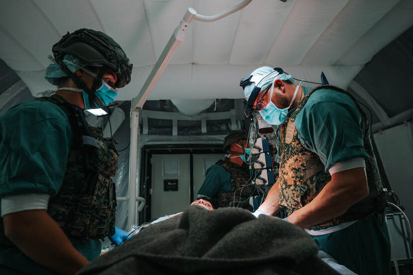 2 militaire artsen opereren patiënt.
