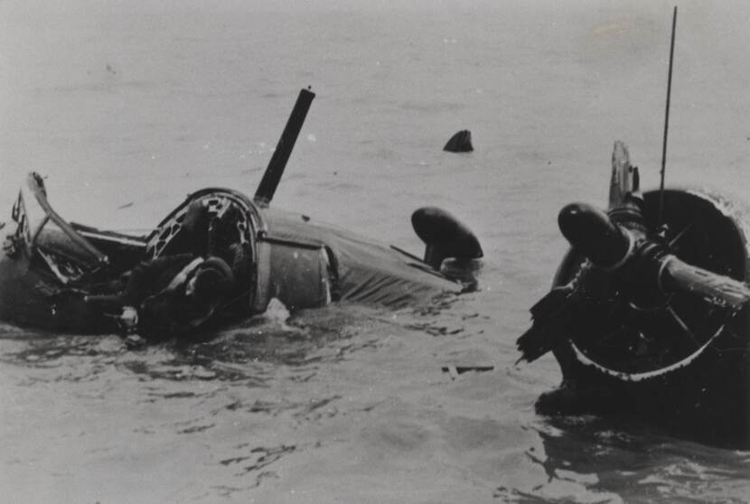 Wrakstukken van een 2-motorige neergestorte Vickers Wellington-bommenwerper liggen in ondiep water in de Zuiderzee (IJsselmeer).