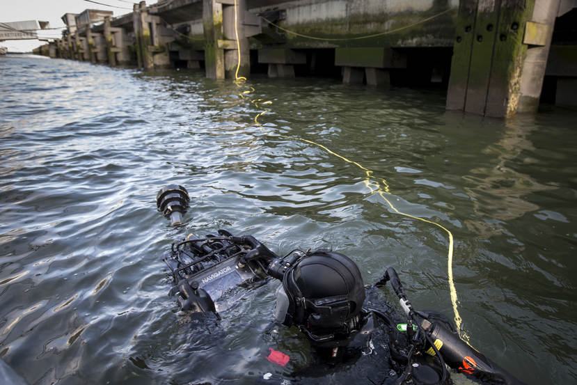 Een duiker van de Maritieme compagnie controleert tijdens een oefening de kades rond de SS Rotterdam op explosieven (2015).