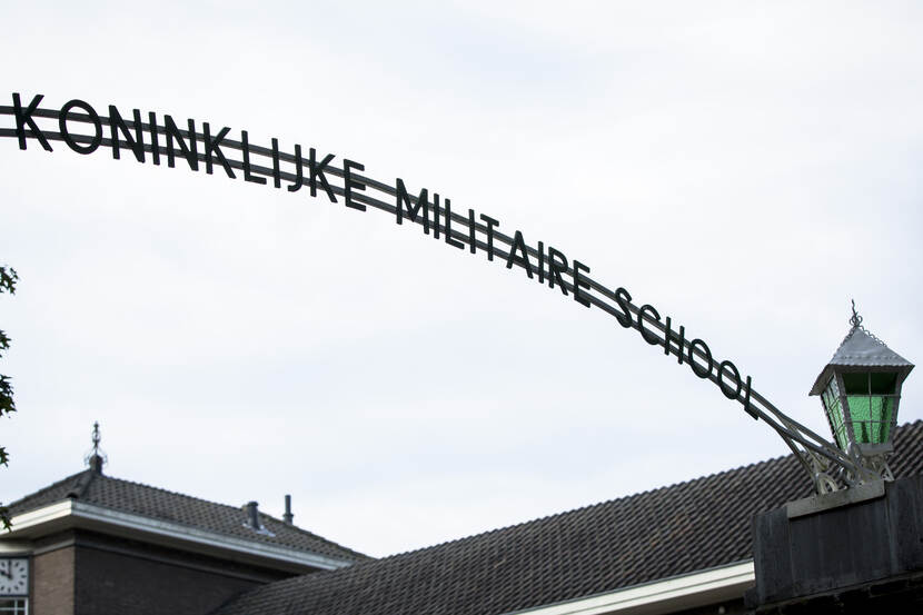Boog boven ingang KMS met tekst Koninklijke Militaire School.