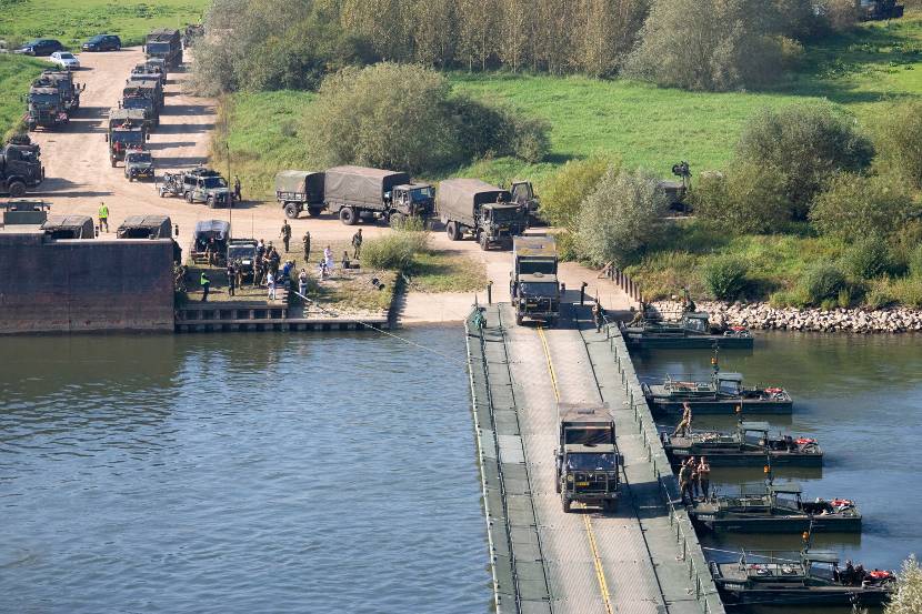 Op de locatie in Hedel van de Pioniers- en Pontonniersschool leren aankomend genisten bruggen bouwen, zoals hier bij Welsum tijdens de oefening Falcon Autumn in 2011.