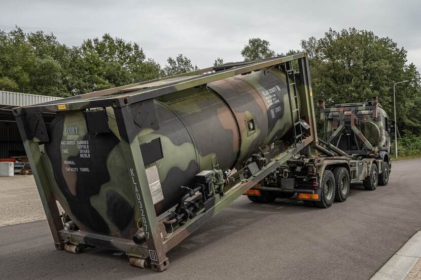 Militaire tankcontainer op een vrachtwagen.