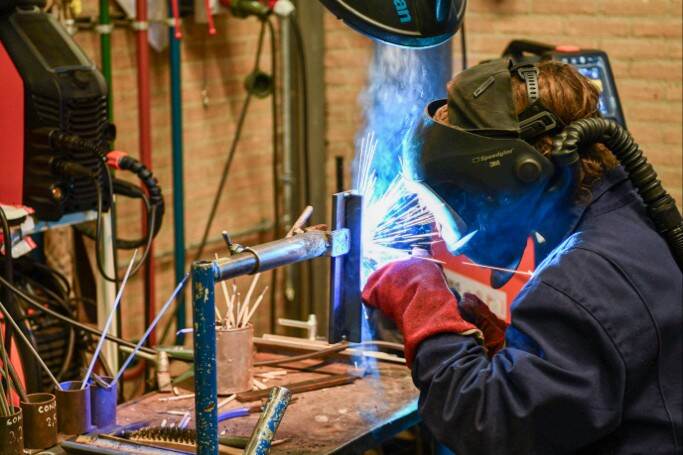 Een persoon aan het lassen.