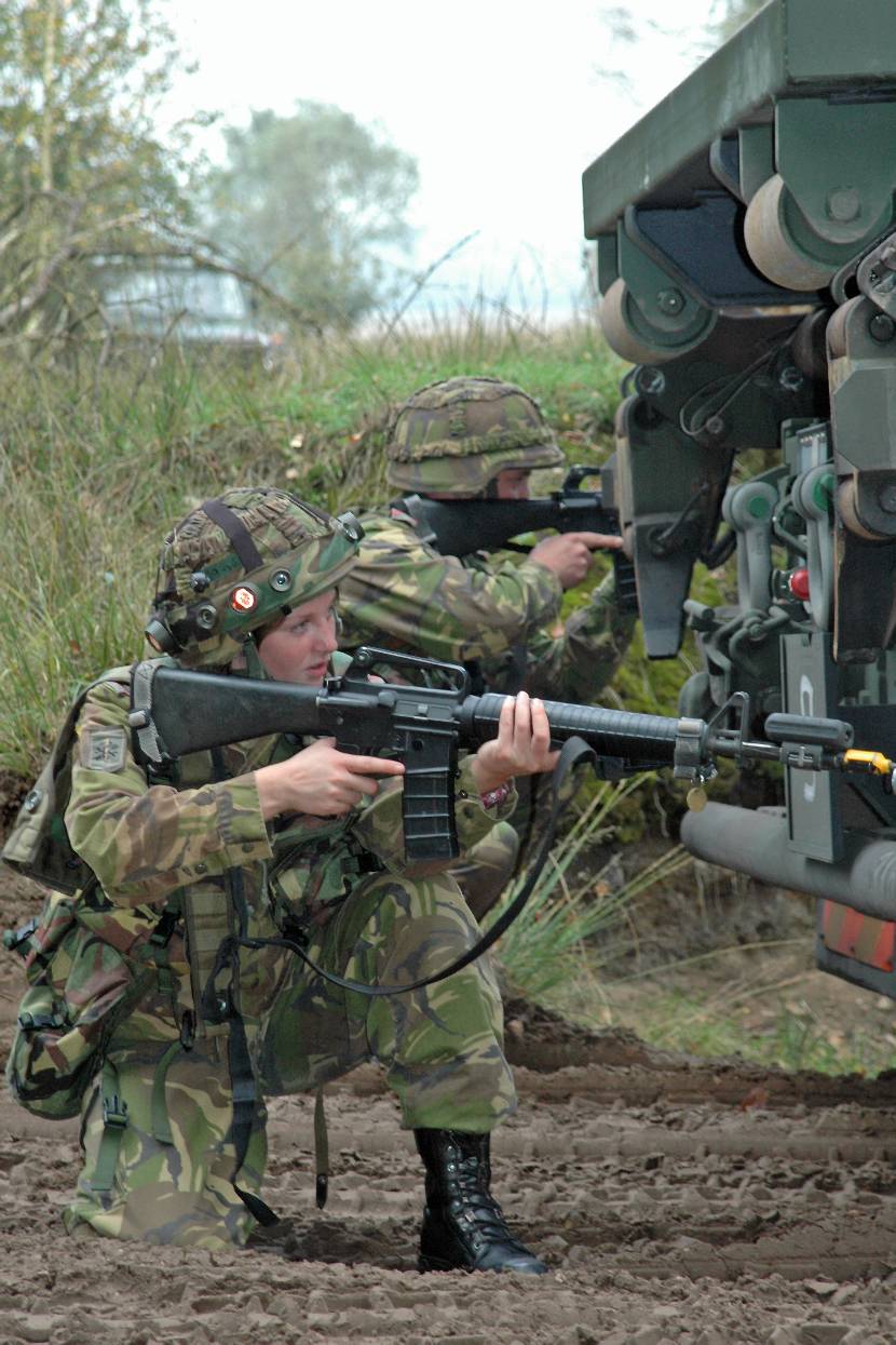 Militairen oefenen met sensoren op hun helm en wapen.