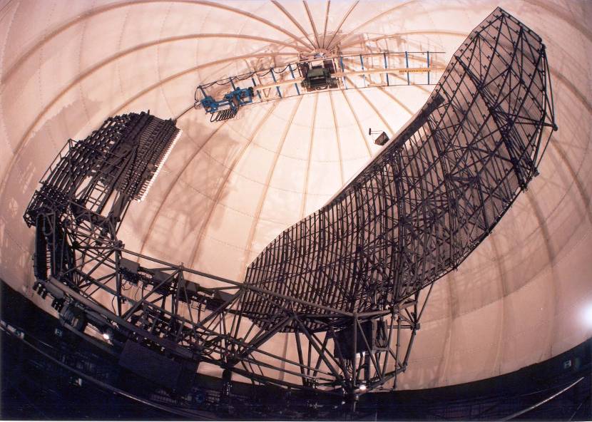 De medium power radar van het Air Operations Control Nieuw Milligen.