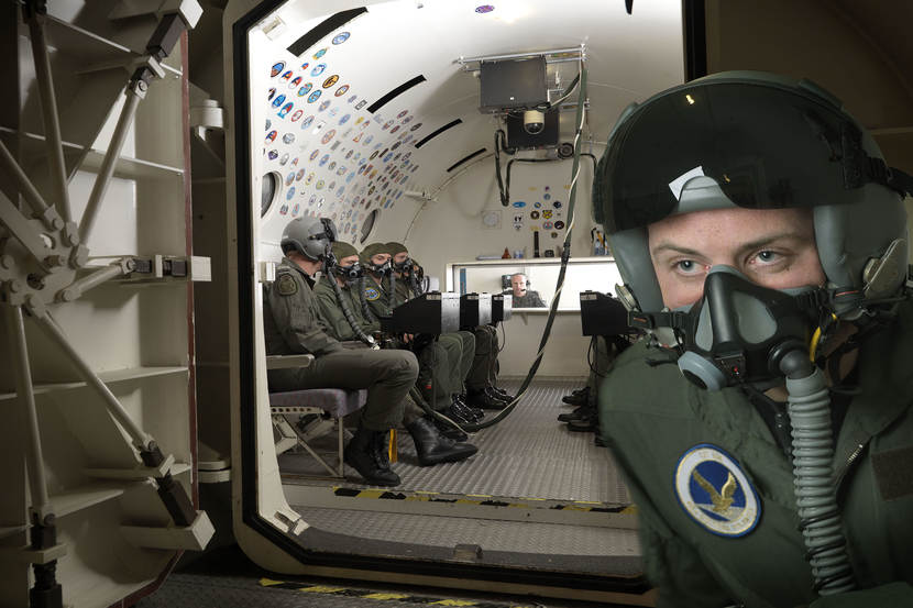 Militairen in de hypobare kamer om vliegen op grote hoogte na te bootsen.