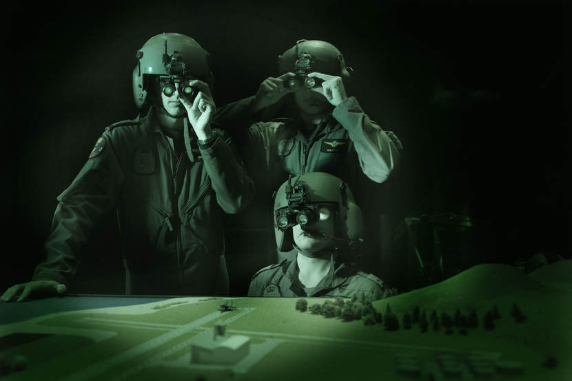 3 militairen met nachtzichtapparatuur.