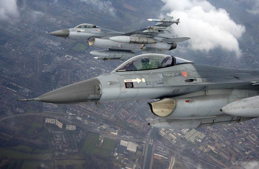 2 F-16's in de lucht.