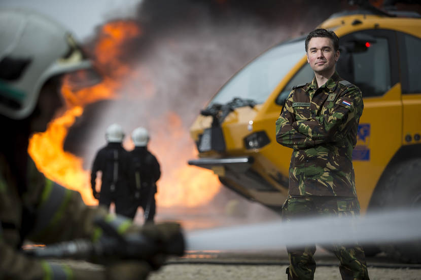 Arie van Dooijeweert, reservist bij de brandweer op Vliegbasis Woensdrecht.