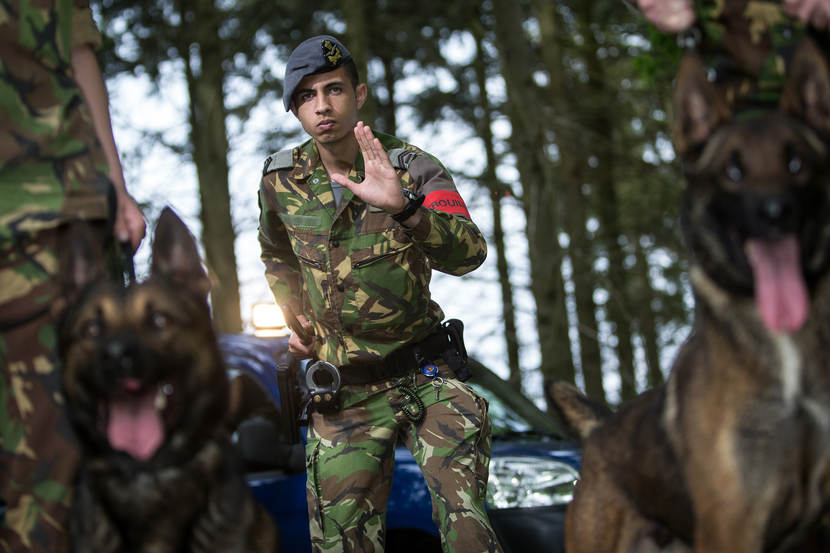 Vredesbewaker Stacey Kort voert toegangscontroles en patrouilles uit op luchtmachtterreinen.