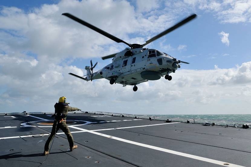 NH90-helikopter landt op marineschip.