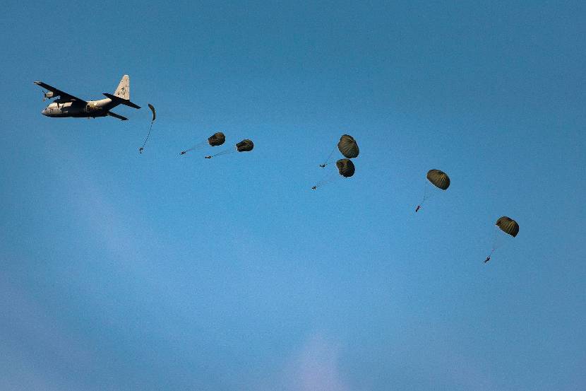 Een Hercules C-130 dropt Duitse parachutisten.