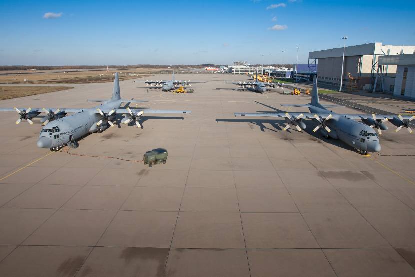 4 C-130 Hercules-vliegtuigen op Vliegbasis Eindhoven.