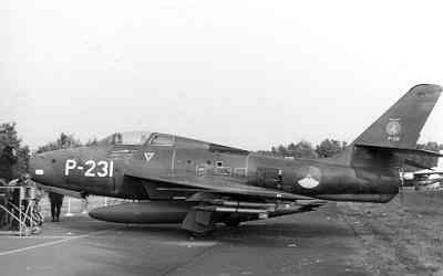 Een Thunderstreak jachtbommenwerper van 314 Squadron met rockets onder de vleugels.