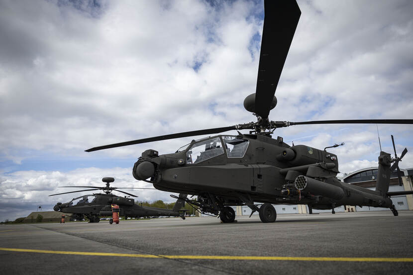 2 Apache Echo gevechtshelikopters.
