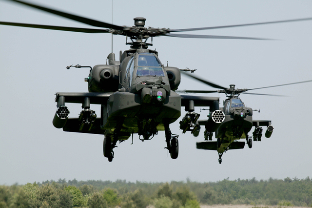 2 Apache-gevechtshelikopters.