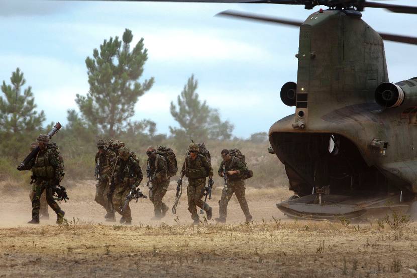 Een groepje militairen stapt uit een Chinook-transporthelikopter.