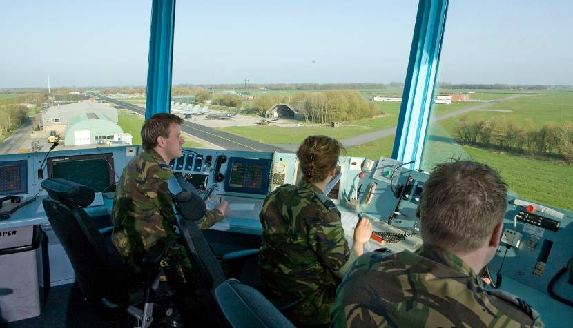 Zicht vanuit de verkeerstoren van Vliegbasis Leeuwarden. Op de achtergrond vliegtuigshelters en vliegtuigen.