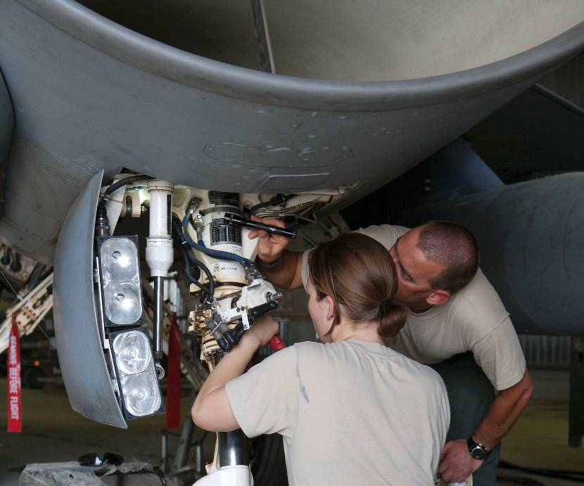 Technisch personeel bezig met de motor van een F-16.