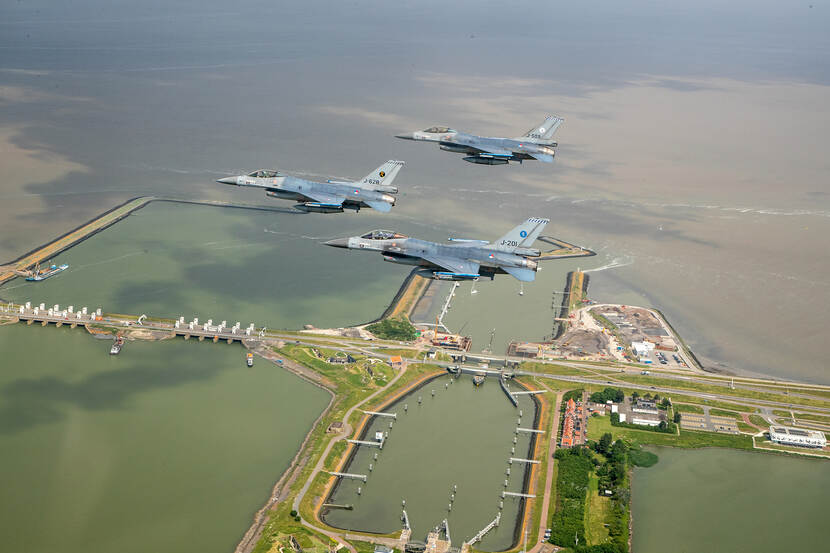 3 F-16's vliegen in formatie over de Afsluitdijk.
