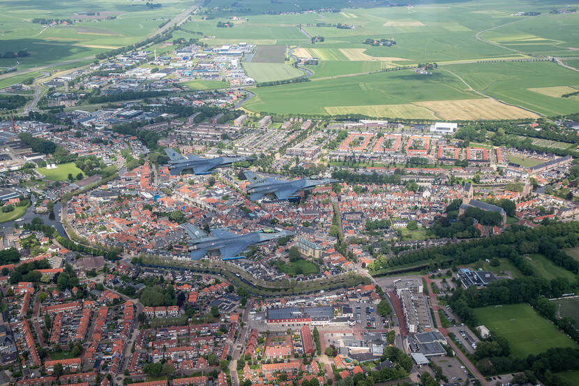 3 F-16's vliegen in formatie de Elfstedentocht, hier boven Bolsward.