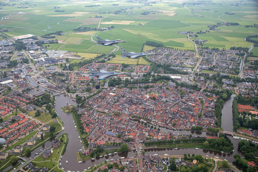 3 F-16's vliegen in formatie de Elfstedentocht, hier boven Dokkum.