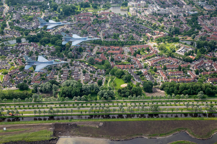 3 F-16's vliegen in formatie de Elfstedentocht, hier de finish in Leeuwarden.