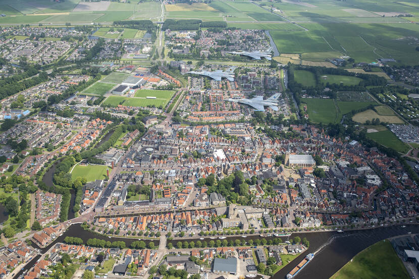 3 F-16's vliegen in formatie de Elfstedentocht, hier boven Franeker.