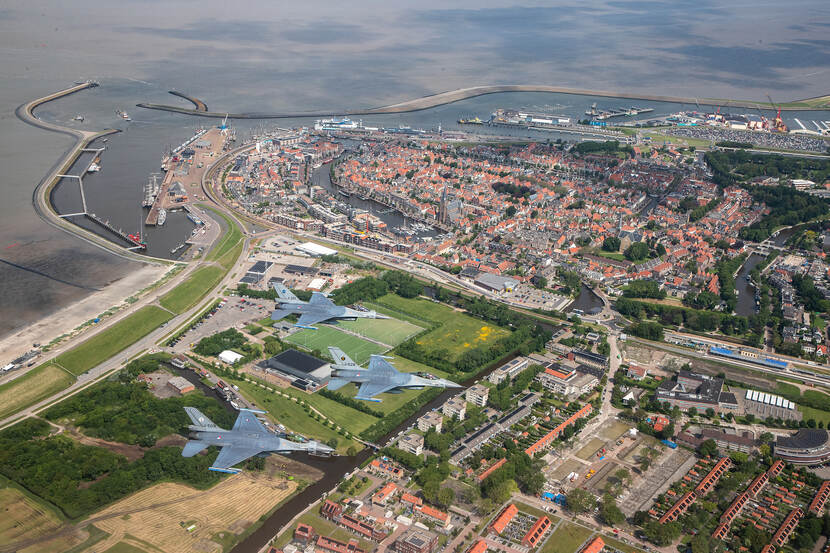 3 F-16's vliegen in formatie de Elfstedentocht, hier boven Harlingen.