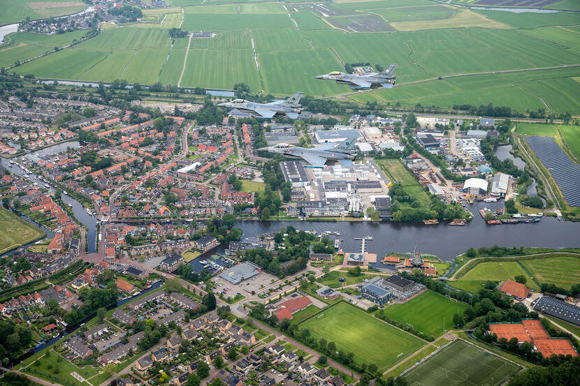 3 F-16's vliegen in formatie de Elfstedentocht, hier boven IJlst.