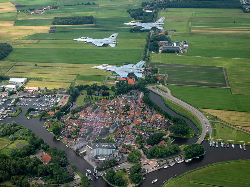 3 F-16's vliegen in formatie de Elfstedentocht, hier boven Sloten.