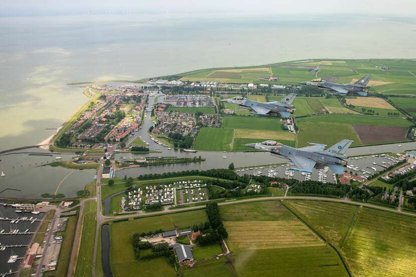 3 F-16's vliegen in formatie de Elfstedentocht, hier boven Stavoren.