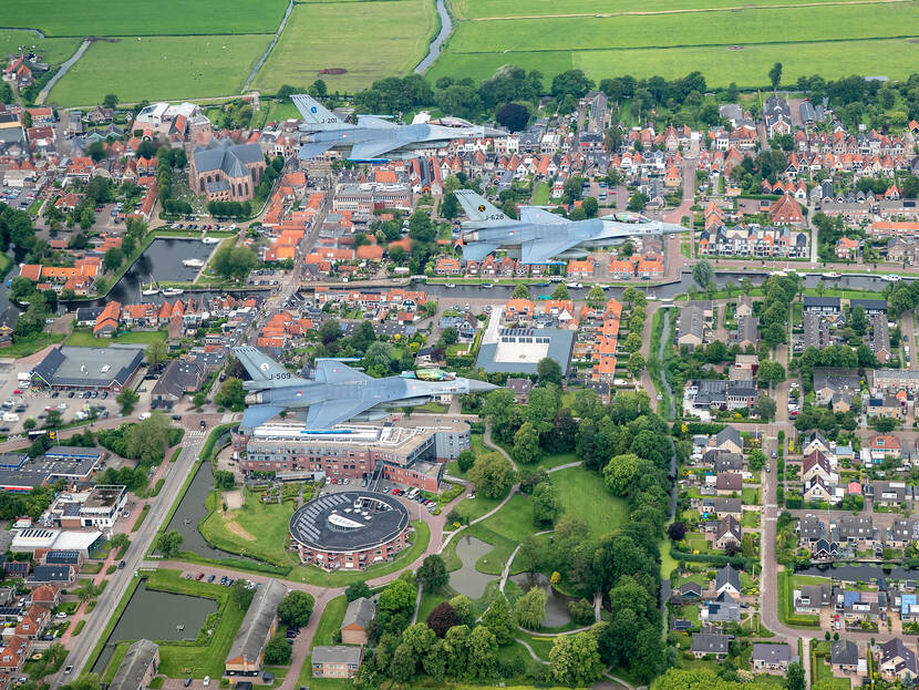 3 F-16's vliegen in formatie de Elfstedentocht, hier boven Workum.