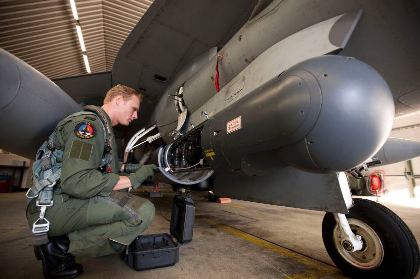 Een piloot controleert het Recce lite-systeem bij een F-16.