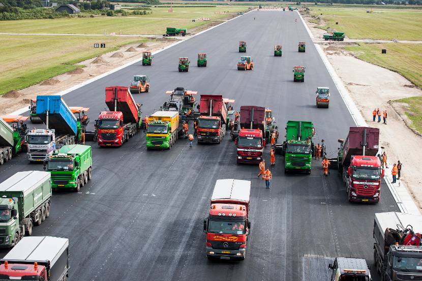 Renovatie van de start- en landingsbaan in augustus 2014.