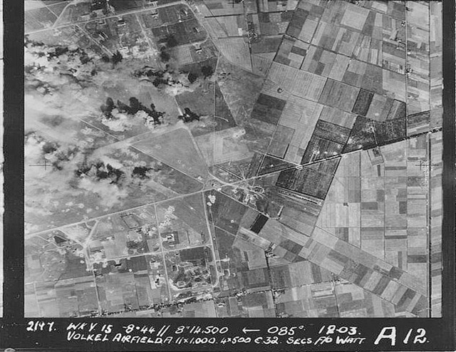 Luchtfoto Fliegerhorst Volkel na hevige bombardementen tijdens operatie Market Garden, september 1944.
