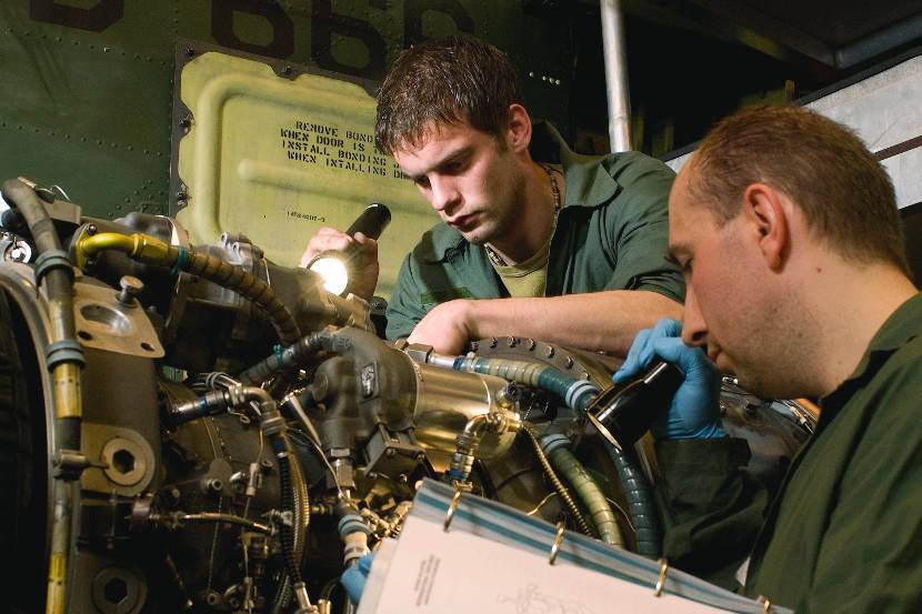 Militairen werken aan de motor van de Chinook.