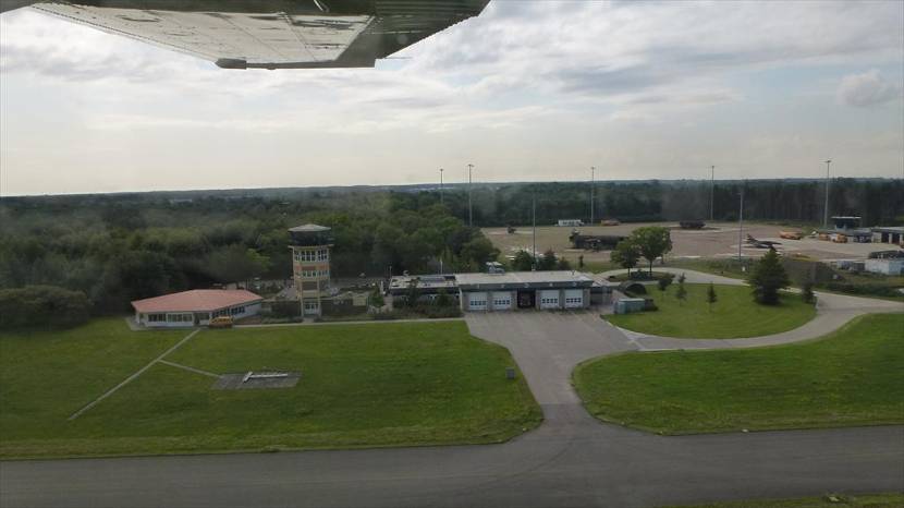 Verkeerstoren van Vliegbasis Woensdrecht vanuit de lucht.