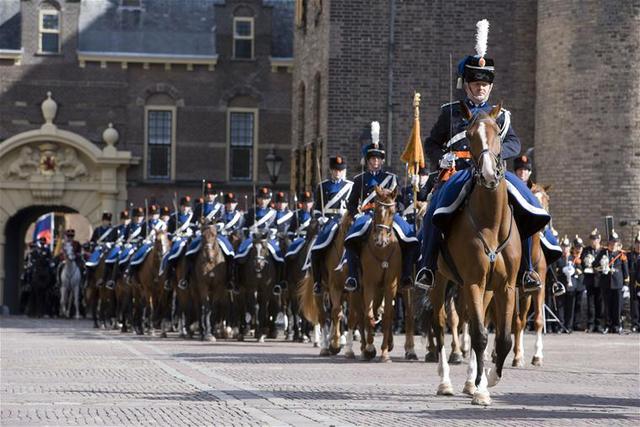 Bereden Brigade op het Binnenhof in Den Haag.