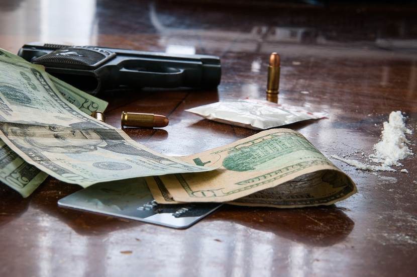 Geld, drugs, wapen en 2 kogels.