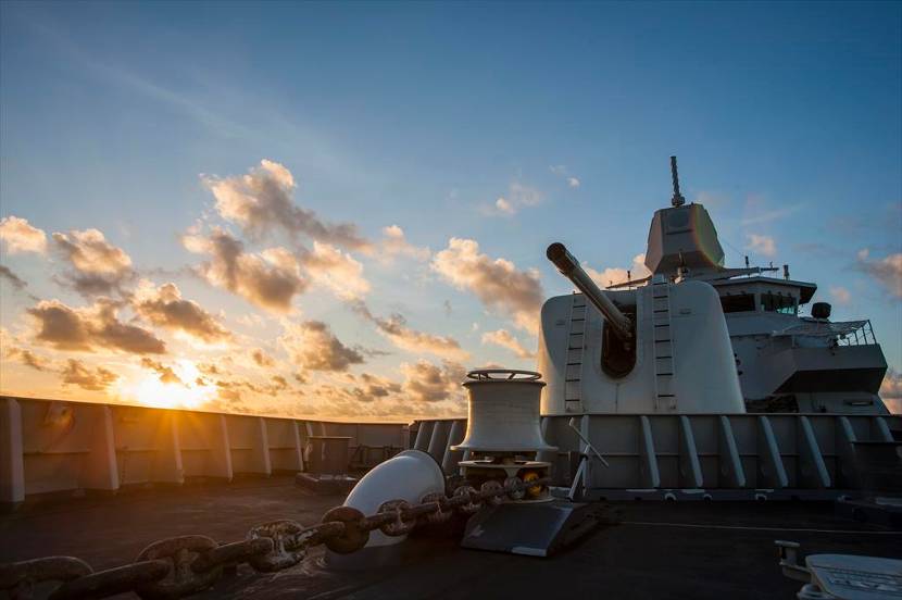 Hr. Ms. De Ruyter voor de kust van Somalie.