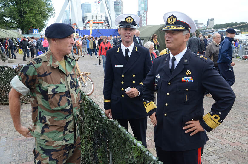 3 marinemannen in gesprek op een kade, tijdens de Marinedagen in Rotterdam.