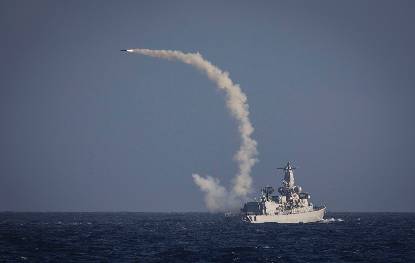 Zr. Ms. Van Speijk vuurt een NATO Sea Sparrow Missile af tijdens een oefening voor de Noorse kust, februari 2014.